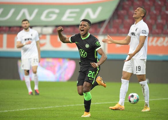Bilder des Jahres 2021, Sport 02 Februar Sport Themen der Woche KW05 Sport Bilder des Tages Fussball 1.Bundesliga, FC Augsburg - VfL Wolfsburg 06.02.2021, xemx, Fussball 1.Bundesliga, FC Augsburg - VfL Wolfsburg emspor, v.l. Ridle Baku (VfL Wolfsburg), Felix Udiokhai (FC Augsburg) gibt Anweisungen, gestikuliert, mit den Armen gestikulieren gives instructions, gesticulate, abseitstor jubel (DFL DFB REGULATIONS PROHIBIT ANY USE OF PHOTOGRAPHS as IMAGE SEQUENCES and or QUASI-VIDEO) National and International News Agencies OUT Editorial Use ONLY Foto: Eduard Martin Jan Huebner Pool Augsburg WWK ARENA Bayern Deutschland (DE) *** Fussball 1 Bundesliga, FC Augsburg VfL Wolfsburg 06 02 2021, xemx, Fussball 1 Bundesliga, FC Augsburg VfL Wolfsburg emspor, v l Ridle Baku VfL Wolfsburg , Felix Udiokhai FC Augsburg gives instructions, gesticulate, gesticulate with arms gives instructions, gesticulate, abseitstor jubel DFL DFB REGULATIONS PROHIBIT ANY USE OF PHOTOGRAPHS as IMAGE SEQUENCES and or QUASI VIDEO National and International News Agencies OUT Editorial Use ONLY Foto Eduard Martin Jan Huebner Pool Augsburg WWK ARENA Bayern Deutschland DE Poolfoto Eduard Martin Jan Huebner Pool ,EDITORIAL USE ONLY