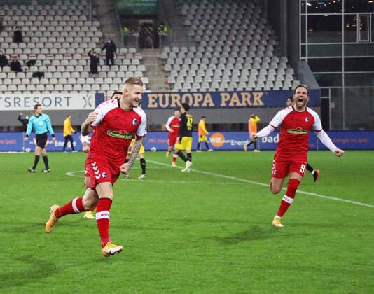 Bilder des Jahres 2021, Sport 02 Februar Sport Themen der Woche KW05 Sport Bilder des Tages Jonathan Schmid (Freiburg) hat abgezogen und trifft zum 2:0 und bejubeln sein Tor, 1. FBL: 20-21:20. Sptg. SC Freiburg - Borussia Dortmund DFL REGULATIONS PROHIBIT ANY USE OF PHOTOGRAPHS AS IMAGE SEQUENCES AND OR QUASI-VIDEONann 1. FBL: 20-21:20. Sptg. SC Freiburg - Borussia Dortmund Freiburg *** Jonathan Schmid Freiburg pulled off and scores 2 0 and celebrate his goal, 1 FBL 20 21 20 Sptg SC Freiburg Borussia Dortmund DFL REGULATIONS PROHIBIT ANY USE OF PHOTOGRAPHS AS IMAGE SEQUENCES AND OR QUASI VIDEONann 1 FBL 20 21 20 Sptg SC Freiburg Borussia Dortmund Freiburg Copyright: xHahnex Eibner-Pressefotox EP_joha