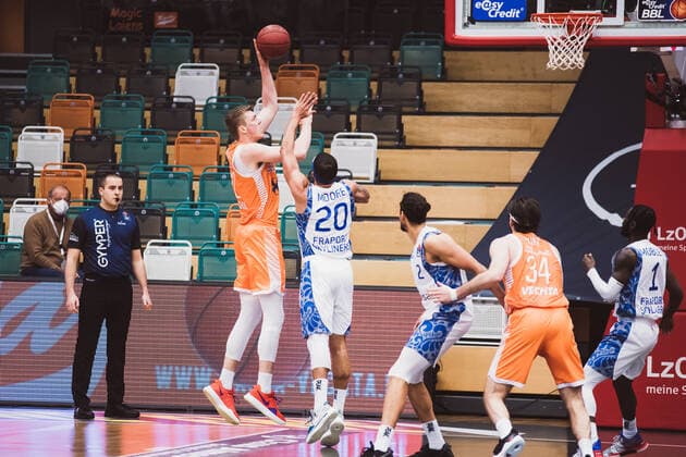 easyCredit-BBL: 16. Spieltag - RASTA Vechta vs. FRAPORT SKYLINERS, 06.02.2021 Bjoern Thomas Rohwer (RASTA Vechta, 22), Rasheed Lee Moore (FRAPORT SKYLINERS, 20); easyCredit-BBL: 16. Spieltag - RASTA Vechta vs. FRAPORT SKYLINERS am 06.02.2021 in Vechta (RASTA Dome), Germany, Copyright: xBEAUTIFULxSPORTS Neddermannx