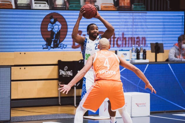 easyCredit-BBL: 16. Spieltag - RASTA Vechta vs. FRAPORT SKYLINERS, 06.02.2021 Quantez Robertson (FRAPORT SKYLINERS, 23), Stefan Peno (RASTA Vechta, 4); easyCredit-BBL: 16. Spieltag - RASTA Vechta vs. FRAPORT SKYLINERS am 06.02.2021 in Vechta (RASTA Dome), Germany, Copyright: xBEAUTIFULxSPORTS Neddermannx