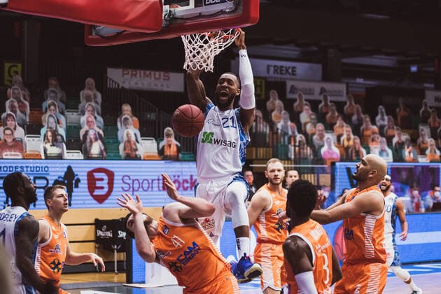 easyCredit-BBL: 16. Spieltag - RASTA Vechta vs. FRAPORT SKYLINERS, 06.02.2021 Kamari Michael Murphy (FRAPORT SKYLINERS, 21), Will Vorhees (RASTA Vechta, 41), Joshua Adam Young (RASTA Vechta, 8), Stefan Peno (RASTA Vechta, 4); easyCredit-BBL: 16. Spieltag - RASTA Vechta vs. FRAPORT SKYLINERS am 06.02.2021 in Vechta (RASTA Dome), Germany, Copyright: xBEAUTIFULxSPORTS Neddermannx