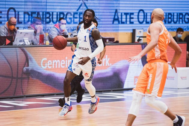 Sport Bilder des Tages easyCredit-BBL: 16. Spieltag - RASTA Vechta vs. FRAPORT SKYLINERS, 06.02.2021 Matt Mobley (FRAPORT SKYLINERS, 1), Stefan Peno (RASTA Vechta, 4); easyCredit-BBL: 16. Spieltag - RASTA Vechta vs. FRAPORT SKYLINERS am 06.02.2021 in Vechta (RASTA Dome), Germany, Copyright: xBEAUTIFULxSPORTS Neddermannx