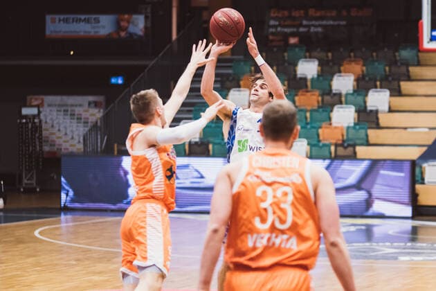 easyCredit-BBL: 16. Spieltag - RASTA Vechta vs. FRAPORT SKYLINERS, 06.02.2021 Joe Rahon (FRAPORT SKYLINERS, 18), Robin Manuel Christen (RASTA Vechta, 33), Tim Hasbargen (RASTA Vechta, 6); easyCredit-BBL: 16. Spieltag - RASTA Vechta vs. FRAPORT SKYLINERS am 06.02.2021 in Vechta (RASTA Dome), Germany, Copyright: xBEAUTIFULxSPORTS Neddermannx