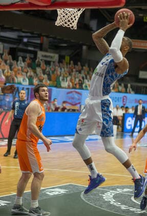 GER, Basketball, RASTA Vechta vs Fraport Skyliners 06.02.2020, RASTA Dome, Vechta, GER, easy Credit-BBL, RASTA Vechta vs Fraport Skyliners, im Bild Kamari MURPHY (Fraport Skyliners 21 ) Will VORHEES (Rasta Vechta 41 )