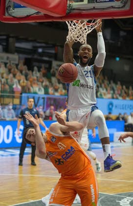 GER, Basketball, RASTA Vechta vs Fraport Skyliners 06.02.2020, RASTA Dome, Vechta, GER, easy Credit-BBL, RASTA Vechta vs Fraport Skyliners, im Bild Kamari MURPHY (Fraport Skyliners 21 ) Will VORHEES (Rasta Vechta 41 )