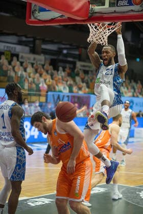 GER, Basketball, RASTA Vechta vs Fraport Skyliners 06.02.2020, RASTA Dome, Vechta, GER, easy Credit-BBL, RASTA Vechta vs Fraport Skyliners, im Bild Kamari MURPHY (Fraport Skyliners 21 ) Will VORHEES (Rasta Vechta 41 )