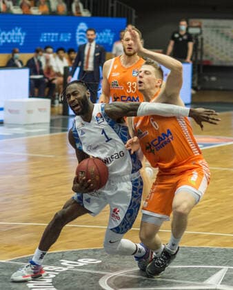 GER, Basketball, RASTA Vechta vs Fraport Skyliners 06.02.2020, RASTA Dome, Vechta, GER, easy Credit-BBL, RASTA Vechta vs Fraport Skyliners, im Bild Matt MOBLEY (Fraport Skyliners 1 ) Tim HASBARGEN (Rasta Vechta 6 )