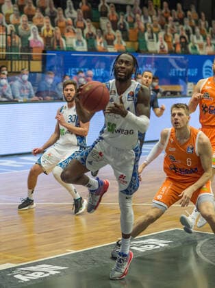 GER, Basketball, RASTA Vechta vs Fraport Skyliners 06.02.2020, RASTA Dome, Vechta, GER, easy Credit-BBL, RASTA Vechta vs Fraport Skyliners, im Bild Matt MOBLEY (Fraport Skyliners 1 ) Tim HASBARGEN (Rasta Vechta 6 )