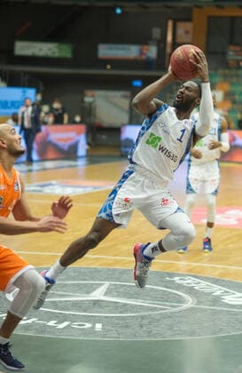 GER, Basketball, RASTA Vechta vs Fraport Skyliners 06.02.2020, RASTA Dome, Vechta, GER, easy Credit-BBL, RASTA Vechta vs Fraport Skyliners, im Bild im fallen Matt MOBLEY (Fraport Skyliners 1 ) Stefan PENO (Rasta Vechta 4 )