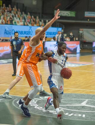 GER, Basketball, RASTA Vechta vs Fraport Skyliners 06.02.2020, RASTA Dome, Vechta, GER, easy Credit-BBL, RASTA Vechta vs Fraport Skyliners, im Bild Matt MOBLEY (Fraport Skyliners 1 ) Stefan PENO (Rasta Vechta 4 )