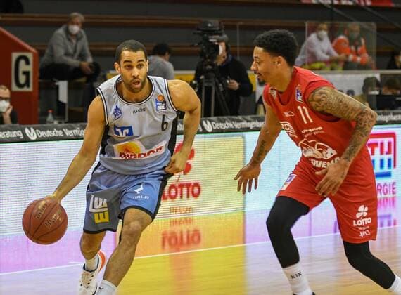 Elias Lasisi, Diante Garrett Basketball Bundesliga, Basketball Saison 2020 2021, 16. Spieltag, Deutschland, easyCredit BBL, Germany, Giessen 46ers, giessen rot, Herren, Jobstairs GIESSEN 46ers - Hakro Merlins Crailsheim, Männer, Crailsheim hellblau