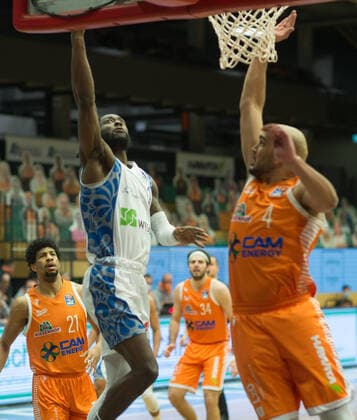 GER, Basketball, RASTA Vechta vs Fraport Skyliners 06.02.2020, RASTA Dome, Vechta, GER, easy Credit-BBL, RASTA Vechta vs Fraport Skyliners, im Bild Matt MOBLEY (Fraport Skyliners 1 ) Stefan PENO (Rasta Vechta 4 )