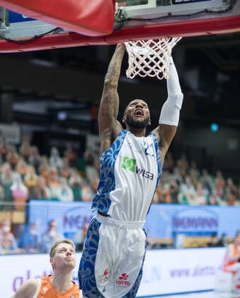 GER, Basketball, RASTA Vechta vs Fraport Skyliners 06.02.2020, RASTA Dome, Vechta, GER, easy Credit-BBL, RASTA Vechta vs Fraport Skyliners, im Bild Kamari MURPHY (Fraport Skyliners 21 ) Tim HASBARGEN (Rasta Vechta 6 )