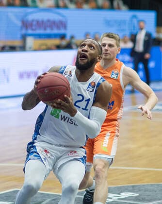 GER, Basketball, RASTA Vechta vs Fraport Skyliners 06.02.2020, RASTA Dome, Vechta, GER, easy Credit-BBL, RASTA Vechta vs Fraport Skyliners, im Bild Kamari MURPHY (Fraport Skyliners 21 ) Tim HASBARGEN (Rasta Vechta 6 )