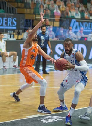 GER, Basketball, RASTA Vechta vs Fraport Skyliners 06.02.2020, RASTA Dome, Vechta, GER, easy Credit-BBL, RASTA Vechta vs Fraport Skyliners, im Bild Kamari MURPHY (Fraport Skyliners 21 ) Stefan PENO (Rasta Vechta 4 )