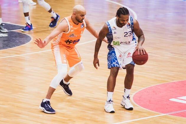 easyCredit-BBL: 16. Spieltag - RASTA Vechta vs. FRAPORT SKYLINERS, 06.02.2021 Quantez Robertson (FRAPORT SKYLINERS, 23), Stefan Peno (RASTA Vechta, 4); easyCredit-BBL: 16. Spieltag - RASTA Vechta vs. FRAPORT SKYLINERS am 06.02.2021 in Vechta (RASTA Dome), Germany, Copyright: xBEAUTIFULxSPORTS Neddermannx