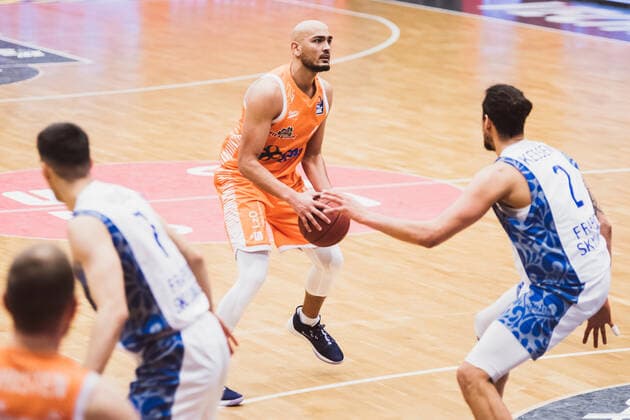 easyCredit-BBL: 16. Spieltag - RASTA Vechta vs. FRAPORT SKYLINERS, 06.02.2021 Stefan Peno (RASTA Vechta, 4), Michael Karim Kessens (FRAPORT SKYLINERS, 2); easyCredit-BBL: 16. Spieltag - RASTA Vechta vs. FRAPORT SKYLINERS am 06.02.2021 in Vechta (RASTA Dome), Germany, Copyright: xBEAUTIFULxSPORTS Neddermannx
