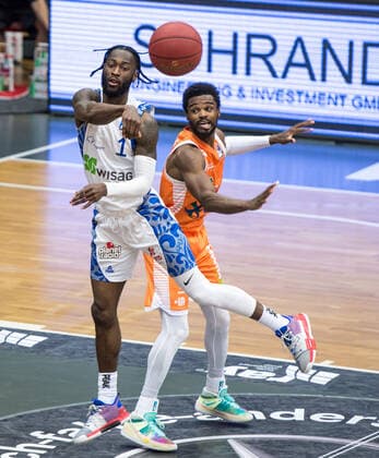 GER, Basketball, RASTA Vechta vs Fraport Skyliners 06.02.2020, RASTA Dome, Vechta, GER, easy Credit-BBL, RASTA Vechta vs Fraport Skyliners, im Bild Matt MOBLEY (Fraport Skyliners 1 ) Josh YOUNG (Rasta Vechta 8 )