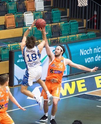 GER, Basketball, RASTA Vechta vs Fraport Skyliners 06.02.2020, RASTA Dome, Vechta, GER, easy Credit-BBL, RASTA Vechta vs Fraport Skyliners, im Bild Joe RAHON (Fraport Skyliners 18 ) Jesse HUNT ( Rasta Vechta 34 )