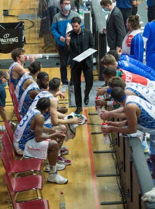 GER, Basketball, RASTA Vechta vs Fraport Skyliners 06.02.2020, RASTA Dome, Vechta, GER, easy Credit-BBL, RASTA Vechta vs Fraport Skyliners, im Bild Auszeit Frankfurt Sebastian GLEIM (Fraport Skyliners Headcoach ) mit dem Brett und die Mannschaft hoert zu..