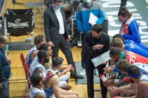GER, Basketball, RASTA Vechta vs Fraport Skyliners 06.02.2020, RASTA Dome, Vechta, GER, easy Credit-BBL, RASTA Vechta vs Fraport Skyliners, im Bild Auszeit Frankfurt Sebastian GLEIM (Fraport Skyliners Headcoach ) mit dem Brett und die Mannschaft hoert zu..