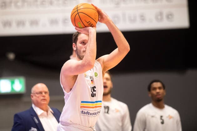 BARMER 2. Basketball Bundesliga ProA Saison 2020 2021 Spieltag 20 am 06.02.2021 Science City Jena vs Phoenix Hagen Stephan Haukohl (Jena) beim Wurf Sparkassen Arena Jena