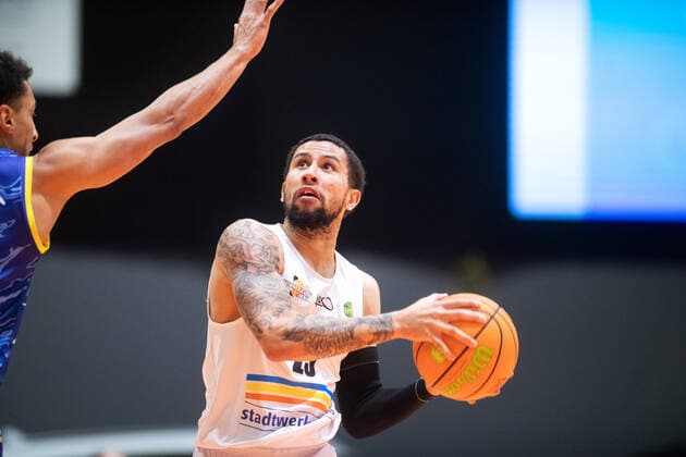 BARMER 2. Basketball Bundesliga ProA Saison 2020 2021 Spieltag 20 am 06.02.2021 Science City Jena vs Phoenix Hagen Marcus Darnell Tyus (Jena) am Ball Sparkassen Arena Jena
