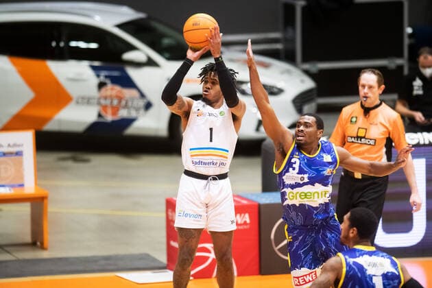 BARMER 2. Basketball Bundesliga ProA Saison 2020 2021 Spieltag 20 am 06.02.2021 Science City Jena vs Phoenix Hagen Kasey Jamal Hill (Jena) beim Wurf gegen Kyron Nahshon Cartwright (Hagen) Sparkassen Arena Jena