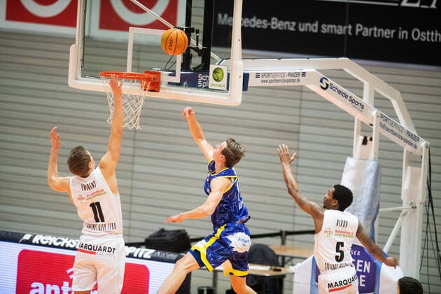 BARMER 2. Basketball Bundesliga ProA Saison 2020 2021 Spieltag 20 am 06.02.2021 Science City Jena vs Phoenix Hagen Mitte: Jannik Lodders (Hagen) beim Korbleger gegen seinen Bruder Robin Carl Lodders (Jena, links) Sparkassen Arena Jena