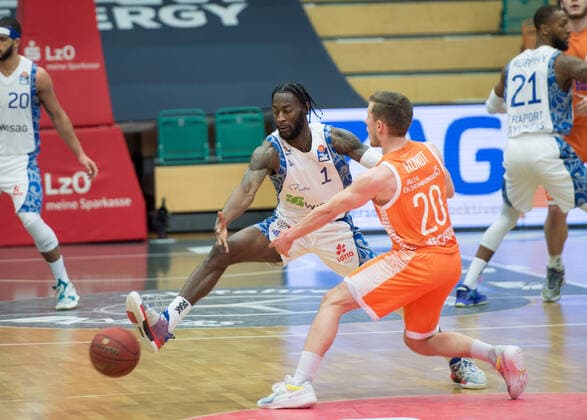 GER, Basketball, RASTA Vechta vs Fraport Skyliners 06.02.2020, RASTA Dome, Vechta, GER, easy Credit-BBL, RASTA Vechta vs Fraport Skyliners, im Bild Matt MOBLEY (Fraport Skyliners 1 ) Jannes HUNDT (Rasta Vechta 20 )