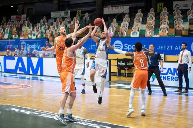 GER, Basketball, RASTA Vechta vs Fraport Skyliners 06.02.2020, RASTA Dome, Vechta, GER, easy Credit-BBL, RASTA Vechta vs Fraport Skyliners, im Bild Jon Axel GUDMUNDSSON (Fraport Skyliners 30 ) Robin CHRISTEN (Rasta Vechta 33 ) Will VORHEES (Rasta Vechta 41 ) Josh YOUNG (Rasta Vechta 8 )