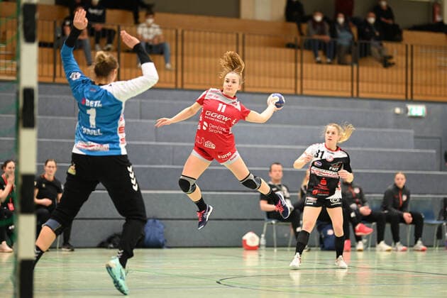 Bilder des Jahres 2021, Sport 02 Februar Sport Themen der Woche KW05 Sport Bilder des Tages Handball I 1. HBF I HL Buchholz 08-Rosengarten - HSG Bensheim Auerbach Flames I 06.02.2021 Wurf durch Sarah Lamp ( 11, HL Buchholz 08-Rosengarten) *** Handball I 1 HBF I HL Buchholz 08 Rosengarten HSG Bensheim Auerbach Flames I 06 02 2021 Throw by Sarah Lamp 11, HL Buchholz 08 Rosengarten Copyright: xBEAUTIFULxSPORTS Schlikisx