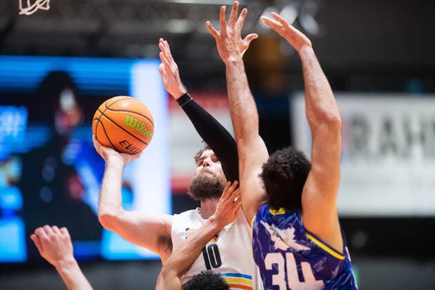 BARMER 2. Basketball Bundesliga ProA Saison 2020 2021 Spieltag 20 am 06.02.2021 Science City Jena vs Phoenix Hagen Mitte: Julius Wolf (Jena) beim Korbleger gegen rechts Javon Baumann (Hagen) Sparkassen Arena Jena