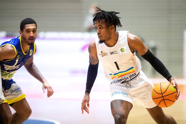 BARMER 2. Basketball Bundesliga ProA Saison 2020 2021 Spieltag 20 am 06.02.2021 Science City Jena vs Phoenix Hagen rechts: Kasey Jamal Hill (Jena) am Ball Sparkassen Arena Jena