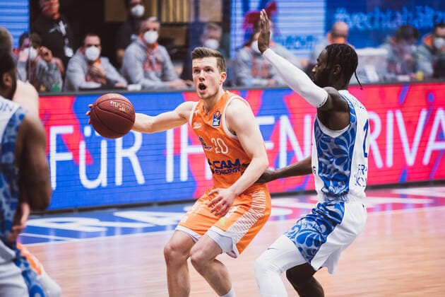 easyCredit-BBL: 16. Spieltag - RASTA Vechta vs. FRAPORT SKYLINERS, 06.02.2021 Jannes Hundt (RASTA Vechta, 20), Matt Mobley (FRAPORT SKYLINERS, 1); easyCredit-BBL: 16. Spieltag - RASTA Vechta vs. FRAPORT SKYLINERS am 06.02.2021 in Vechta (RASTA Dome), Germany, Copyright: xBEAUTIFULxSPORTS Neddermannx
