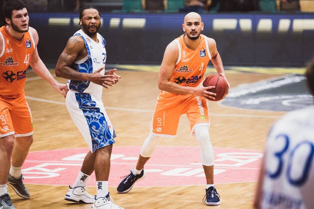 easyCredit-BBL: 16. Spieltag - RASTA Vechta vs. FRAPORT SKYLINERS, 06.02.2021 Quantez Robertson (FRAPORT SKYLINERS, 23), Stefan Peno (RASTA Vechta, 4); easyCredit-BBL: 16. Spieltag - RASTA Vechta vs. FRAPORT SKYLINERS am 06.02.2021 in Vechta (RASTA Dome), Germany, Copyright: xBEAUTIFULxSPORTS Neddermannx