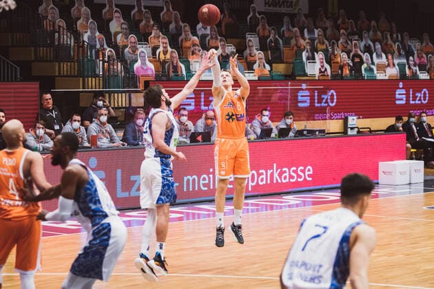 easyCredit-BBL: 16. Spieltag - RASTA Vechta vs. FRAPORT SKYLINERS, 06.02.2021 Tim Hasbargen (RASTA Vechta, 6), Jon Axel Gudmundsson (FRAPORT SKYLINERS, 30); easyCredit-BBL: 16. Spieltag - RASTA Vechta vs. FRAPORT SKYLINERS am 06.02.2021 in Vechta (RASTA Dome), Germany, Copyright: xBEAUTIFULxSPORTS Neddermannx