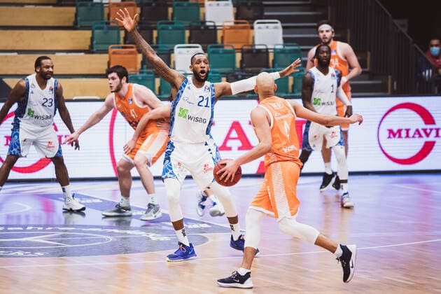 easyCredit-BBL: 16. Spieltag - RASTA Vechta vs. FRAPORT SKYLINERS, 06.02.2021 Kamari Michael Murphy (FRAPORT SKYLINERS, 21), Stefan Peno (RASTA Vechta, 4); easyCredit-BBL: 16. Spieltag - RASTA Vechta vs. FRAPORT SKYLINERS am 06.02.2021 in Vechta (RASTA Dome), Germany, Copyright: xBEAUTIFULxSPORTS Neddermannx
