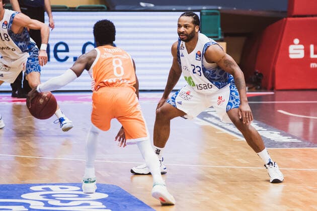 easyCredit-BBL: 16. Spieltag - RASTA Vechta vs. FRAPORT SKYLINERS, 06.02.2021 Joshua Adam Young (RASTA Vechta, 8), Quantez Robertson (FRAPORT SKYLINERS, 23); easyCredit-BBL: 16. Spieltag - RASTA Vechta vs. FRAPORT SKYLINERS am 06.02.2021 in Vechta (RASTA Dome), Germany, Copyright: xBEAUTIFULxSPORTS Neddermannx