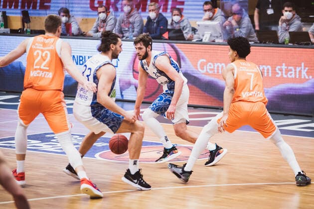 easyCredit-BBL: 16. Spieltag - RASTA Vechta vs. FRAPORT SKYLINERS, 06.02.2021 Bjoern Thomas Rohwer (RASTA Vechta, 22), Marco Voeller (FRAPORT SKYLINERS, 33), Jon Axel Gudmundsson (FRAPORT SKYLINERS, 30), Martin Kalu (RASTA Vechta, 7); easyCredit-BBL: 16. Spieltag - RASTA Vechta vs. FRAPORT SKYLINERS am 06.02.2021 in Vechta (RASTA Dome), Germany, Copyright: xBEAUTIFULxSPORTS Neddermannx