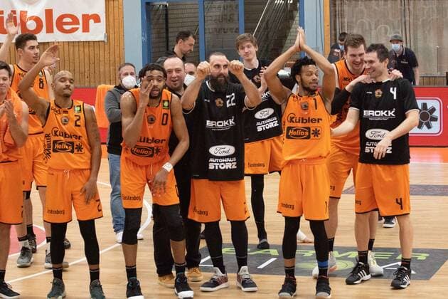 Die Mannschaft jubelt nach dem Sieg wiha Panthers Schwenningen vs. MLP Academics Heidelberg, Basketball, BARMER 2. BASKETBALL BUNDESLIGA, 10. Spieltag 2020 2021, 06.02.2021, wiha Panthers Schwenningen vs. MLP Academics Heidelberg, Basketball, BARMER 2. BASKETBALL BUNDESLIGA, 10. Spieltag 2020 2021, 06.02.2021, Copyright: xMiclasxHaasis Eibner-Pressefotox EP_mhs
