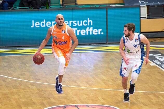 GER, Basketball, RASTA Vechta vs Fraport Skyliners 06.02.2020, RASTA Dome, Vechta, GER, easy Credit-BBL, RASTA Vechta vs Fraport Skyliners, im Bild Stefan PENO (Rasta Vechta 4 ) Jon Axel GUDMUNDSSON (Fraport Skyliners 30 )