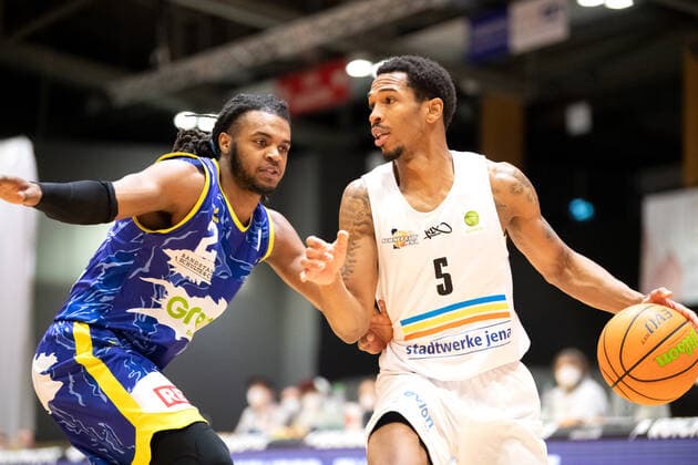 BARMER 2. Basketball Bundesliga ProA Saison 2020 2021 Spieltag 20 am 06.02.2021 Science City Jena vs Phoenix Hagen v.re. Frederick Zamal Nixon (Jena) am Ball gegen Cameron Lamar Delaney (Hagen) Sparkassen Arena Jena