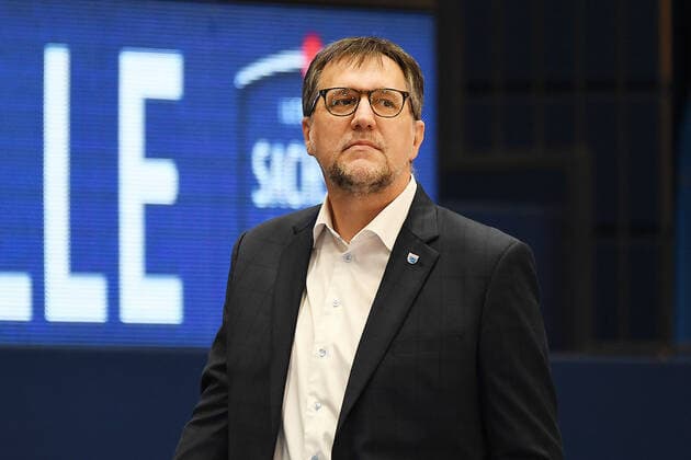 Basketball 1. Bundesliga, Saison 2020 2021, 17. Spieltag, Syntainics MBC Weißenfels vs. Telekom Baskets Bonn (06.02.2021) Head Coach Silvano Poropat (MBC Weissenfels) vor dem Spiel MBC Weißenfels gegen Bonn (06.02.2021) Weißenfels Sachsen-Anhalt Deutschland Stadthalle Weißenfels