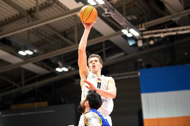 BARMER 2. Basketball Bundesliga ProA Saison 2020 2021 Spieltag 20 am 06.02.2021 Science City Jena vs Phoenix Hagen Robin Carl Lodders (Jena) beim Korbleger Sparkassen Arena Jena