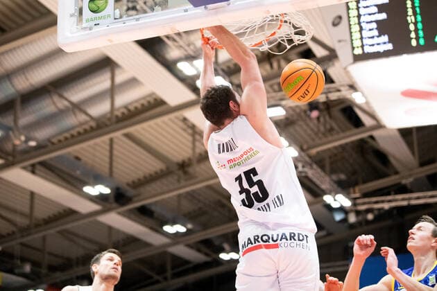 BARMER 2. Basketball Bundesliga ProA Saison 2020 2021 Spieltag 20 am 06.02.2021 Science City Jena vs Phoenix Hagen Stephan Haukohl (Jena) mit dem Dunking Sparkassen Arena Jena