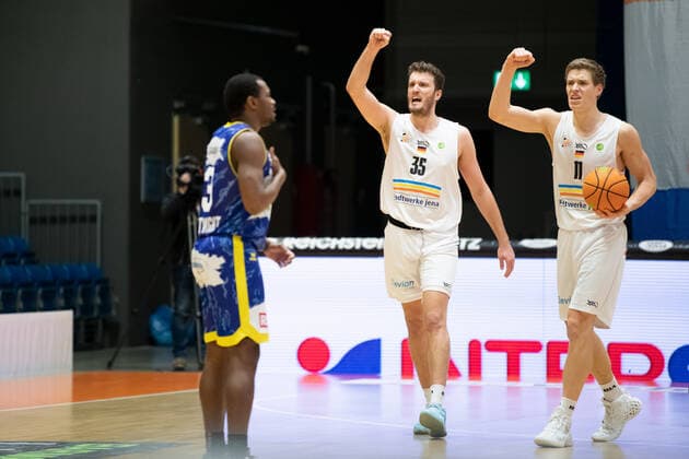 BARMER 2. Basketball Bundesliga ProA Saison 2020 2021 Spieltag 20 am 06.02.2021 Science City Jena vs Phoenix Hagen v.re. Robin Carl Lodders (Jena) und Stephan Haukohl (Jena) jubeln nach einem wichtigen Ballgewinn Sparkassen Arena Jena