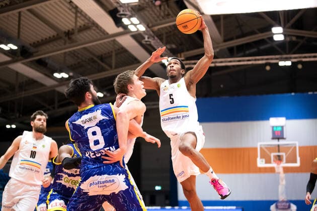BARMER 2. Basketball Bundesliga ProA Saison 2020 2021 Spieltag 20 am 06.02.2021 Science City Jena vs Phoenix Hagen rechts: Frederick Zamal Nixon (Jena) beim Korbleger Sparkassen Arena Jena