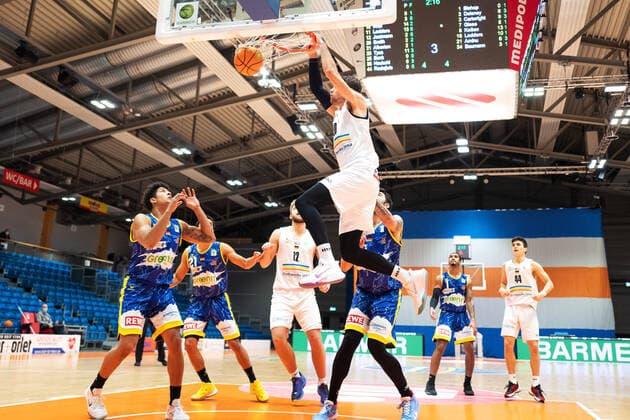 BARMER 2. Basketball Bundesliga ProA Saison 2020 2021 Spieltag 20 am 06.02.2021 Science City Jena vs Phoenix Hagen Mitte: Andrew David Smith (Jena) mit dem Dunking Sparkassen Arena Jena
