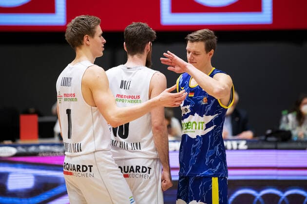 BARMER 2. Basketball Bundesliga ProA Saison 2020 2021 Spieltag 20 am 06.02.2021 Science City Jena vs Phoenix Hagen v.li. Robin Carl Lodders (Jena) klatscht nach dem Spiel mit seinem Bruder Jannik Lodders (Hagen) ab Sparkassen Arena Jena